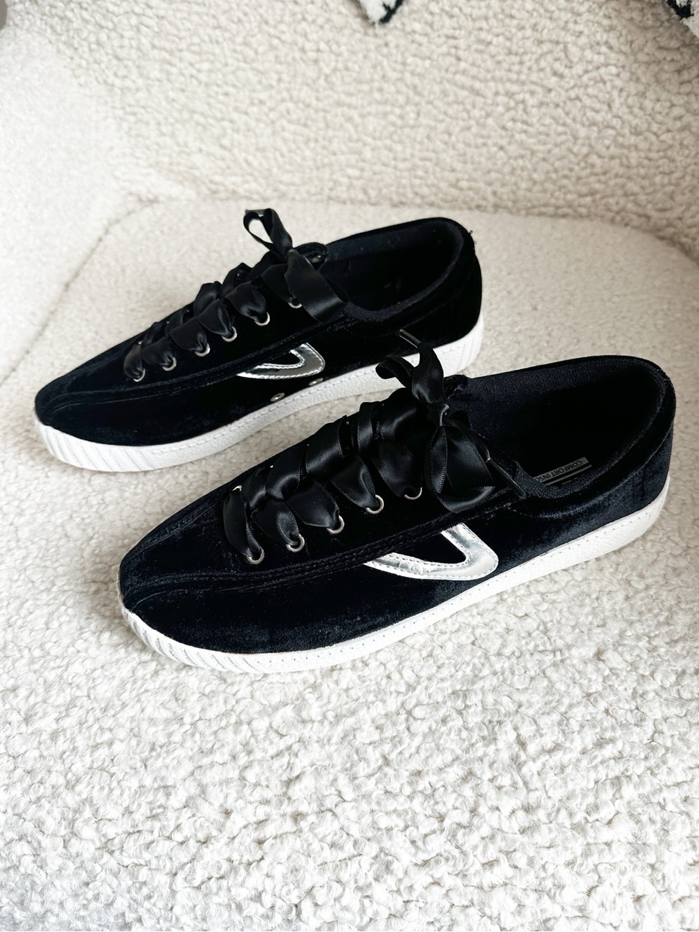 Tretorn Nylite Plus Velvet Sneakers Black Ribbon Laces Women’s Size 8.5M EUC